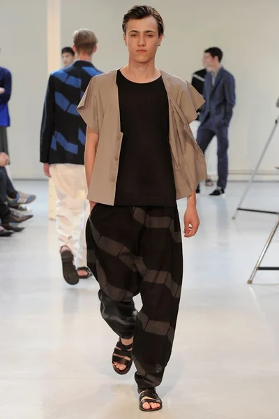 Look 3